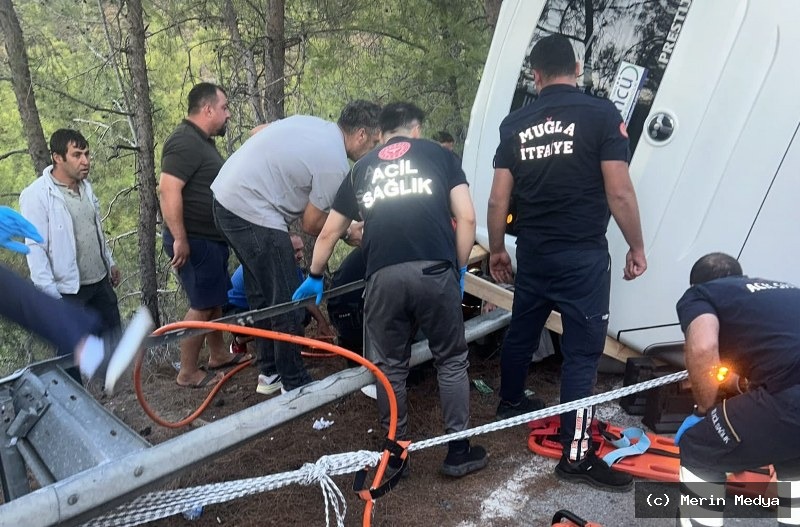 Marmaris’te Korkutan Kaza: Yan Yatan Servis Aracında 2 Kişi Sıkıştı